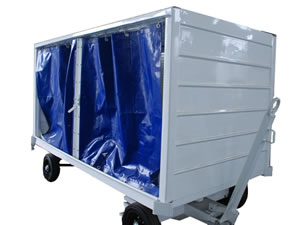 Carreta fechada para movimentação das bagagens dos passageiros