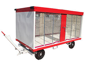 Carreta fechada para movimentação das bagagens dos passageiros