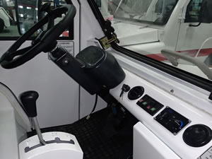  Este tipo de rebocador possui um sistema de travagem assistida por vácuo, sistema de direção hidráulico e ar condicionado.