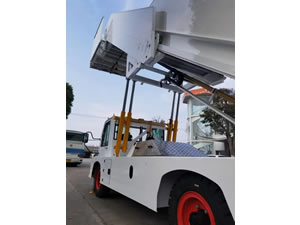  A escada de elevação e o cilindro de travamento hidráulico são seguros e confiáveis