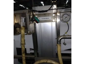 Plataforma de elevação traseira e sistema de controle (possui um medidor de vazão eletrônico) 