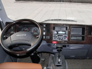 A cabine automática 700P GB 5 possui amplo espaço e operação confortável. Também pode ser equipada com tacógrafos, retroceder imagem e radar.