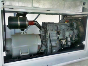 A tensão de saída nominal do gerador é de 115 / 200V e a faixa pode ser ajustada em +/- 15% com o sistema trifásico de quatro fios